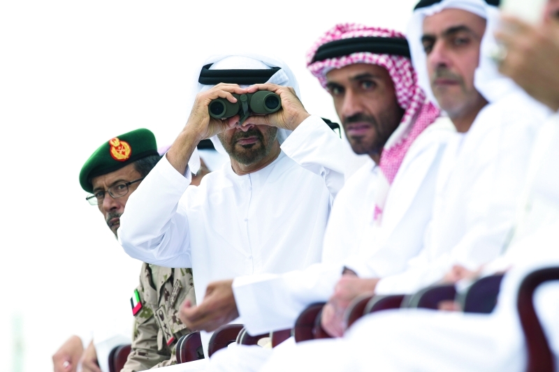 "محمد بن زايد يراقب المناورات العسكرية بحضور نهيان وسيف بن زايد حمد الرميثي"