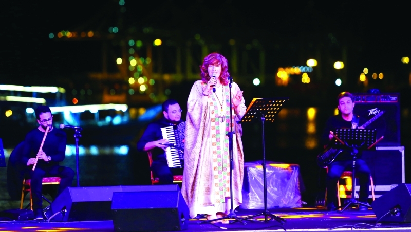 "■ مكادي نحاس في وصلة غنائية"