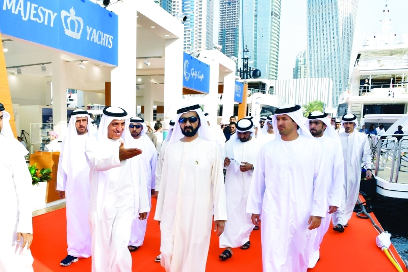 "محمد بن راشد خلال الجولة بحضور أحمد بن سعيد وعبدالله المري وهلال المري وسعيد حارب وسلطان السبوسي ومحمد الشعالي"