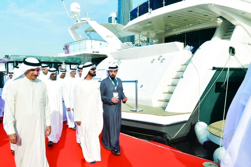 "■ محمد بن راشد يستمع إلى شرح من إحدى الجهات المشاركة"