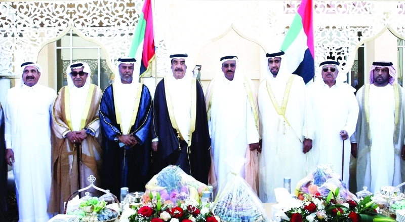 "حاكم أم القيوين يتوسط الحضور"