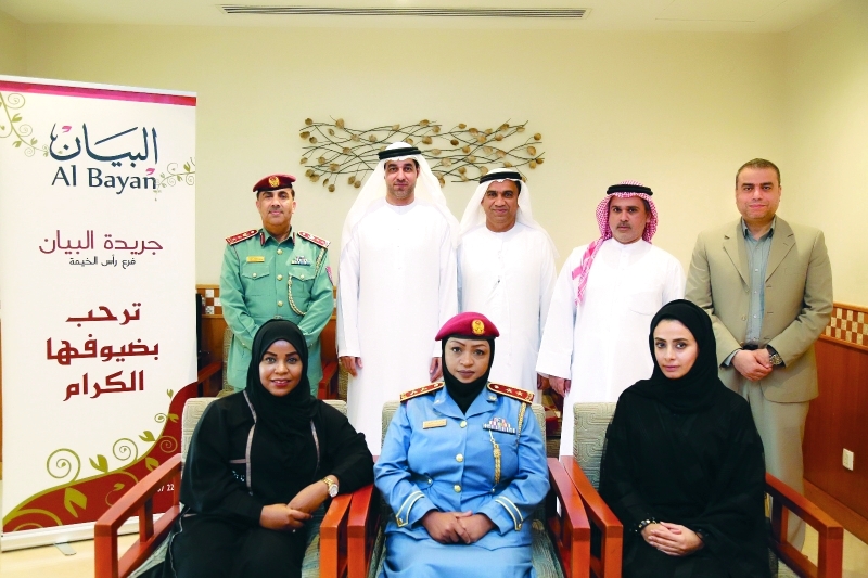 "■ صورة جماعية للمشاركين في الندوة"