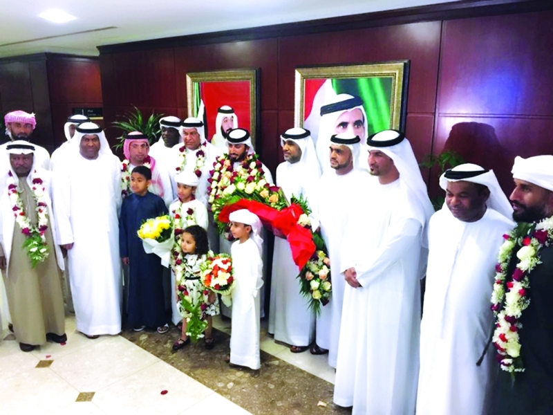"■ الشعفار يتوسط كبار الحضور لدى استقباله بالورود | البيان"