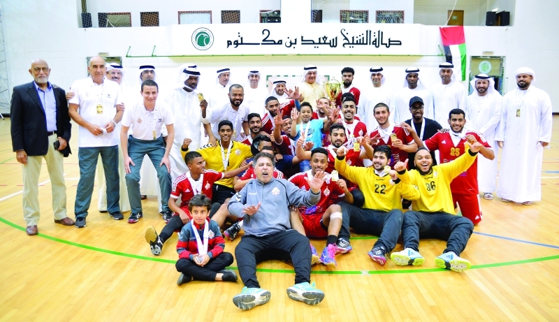 "■ لاعبو الشارقة يحتفلون بالكأس | البيان"
