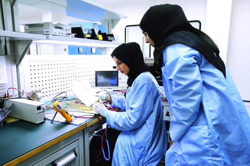 "■ المرأة الإماراتية حاضرة بقوة في المشاهد العلمية"