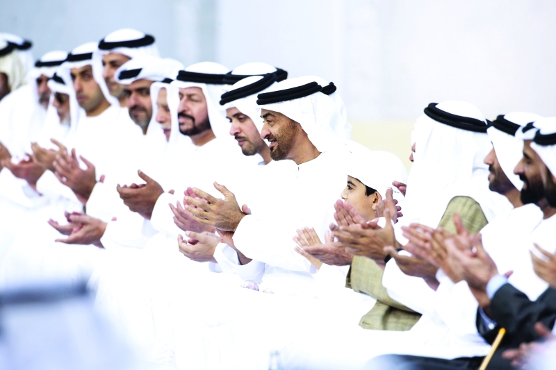 "Ⅶ محمد بن زايد خلال اللقاء بحضور هزاع ونهيان وحامد وعمر وخالد بن زايد"