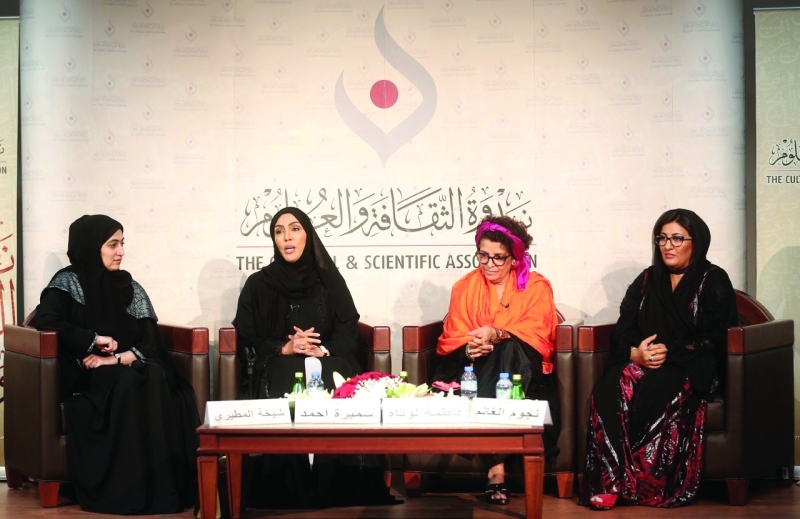"نجوم الغانم وفاطمة لوتاه وسميرة أحمد وشيخة المطيري خلال الجلسة الحوارية - البيان"