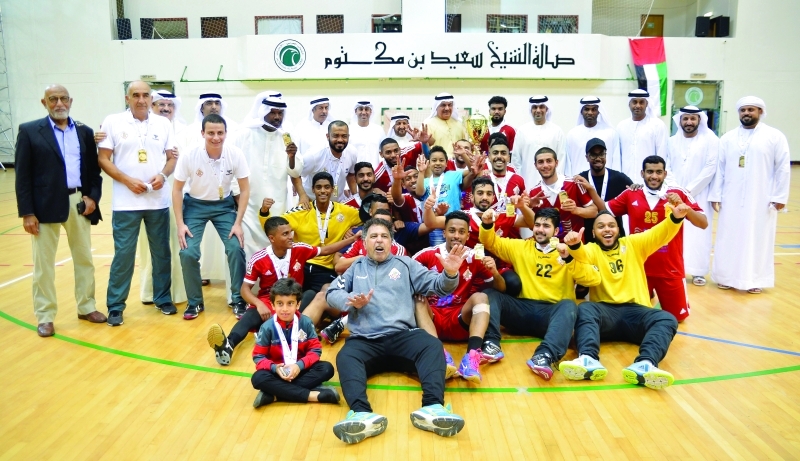 "■ المسؤولون مع الفريق البطل عقب التتويج | البيان"