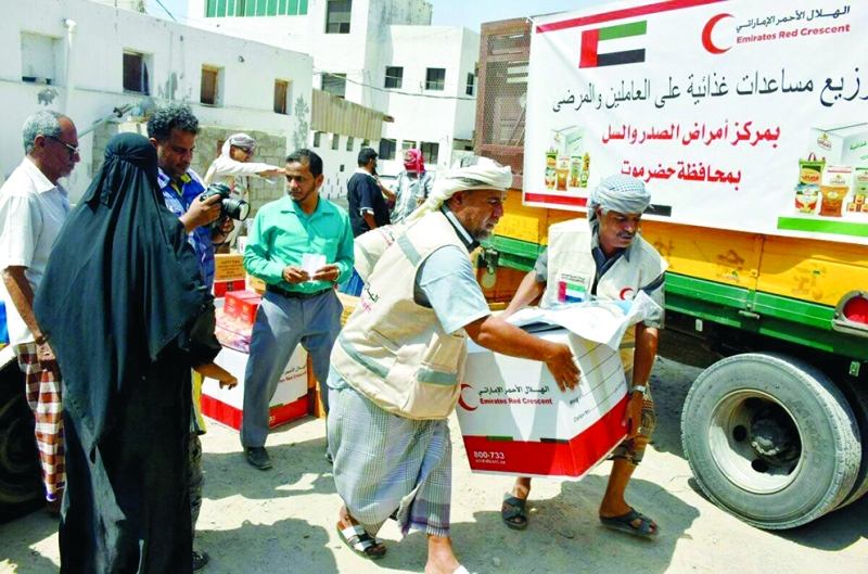 "جانب من عملية توزيع المساعدات في المكلا | وام"
