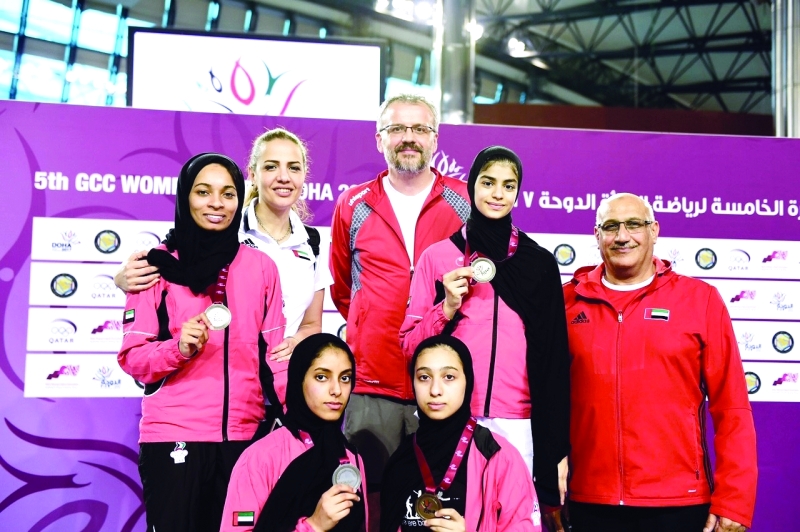 "■ الجهاز الفني والإداري يشارك لاعبات المبارزة فرحتهن"