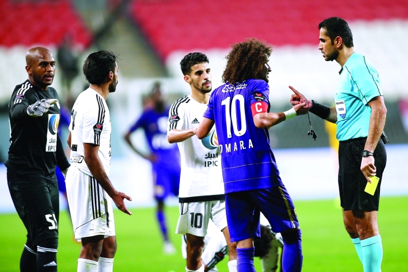 "■ نقاش حاد بين الحكم وعموري خلال المباراة | تصويرـ مجدي اسكندر"