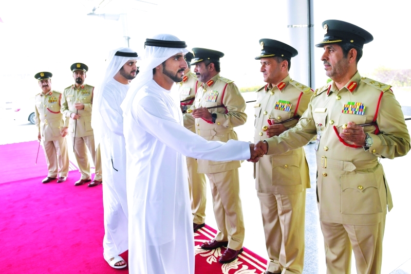 "ولي عهد دبي مصافحاً كبار الضباط"