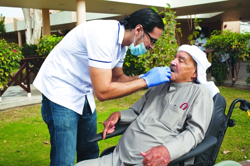 "■ خلال إجراء الفحص في ملتقى العائلة"
