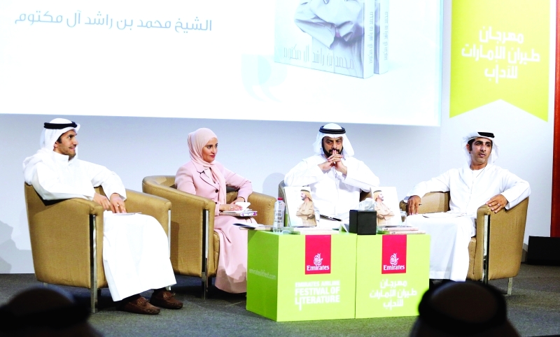 "عهود الرومي تتوسط الدكتور خليفة السويدي ومحمد النغيمش خلال الجلسة الحوارية | البيان"