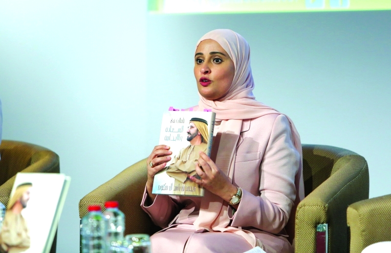 "عهود الرومي تحمل نسخة من كتاب «تأملات في السعادة والإيجابية»"