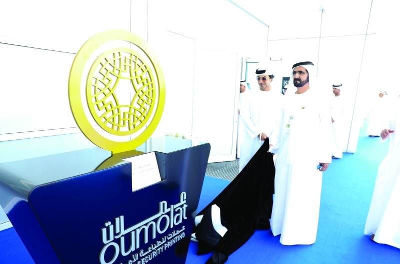 "محمد بن راشد ومنصور بن زايد خلال إزاحة الستار عن المجسم التذكاري"