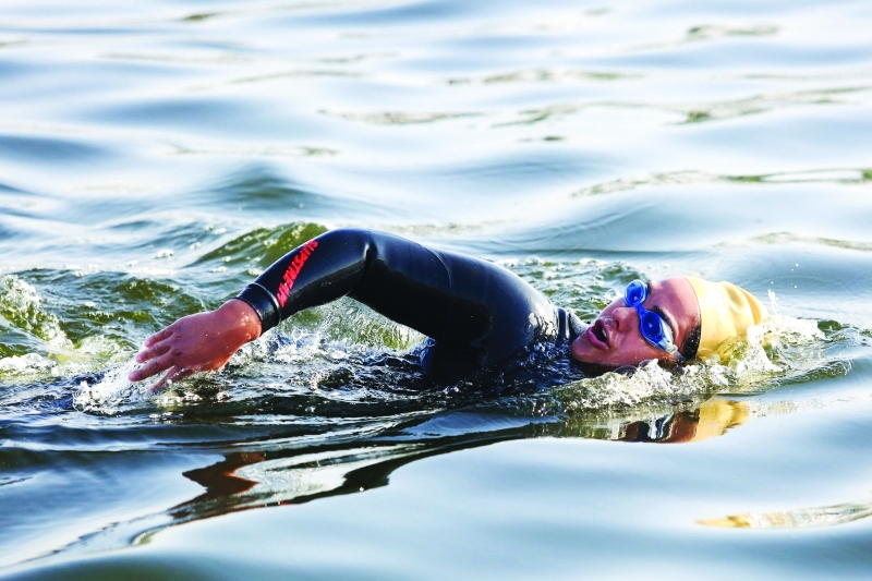 "■ مريم بن لادن خلال عبورها قناة دبي المائية | البيان"