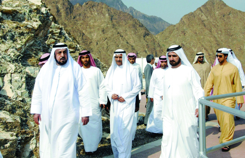 "خليفة ومحمد بن راشد لدى افتتاح مشاريع تنموية في الفجيرة بحضور حمد الشرقي ومنصور بن زايد | وام «أرشيفية »"