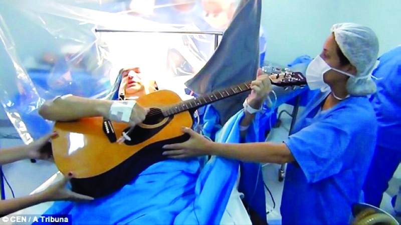 "يعزف أثناء الجراحة"