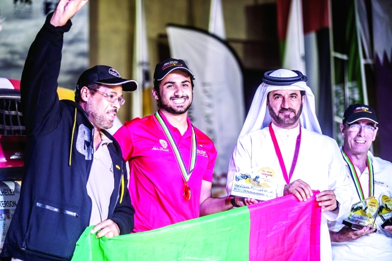 "■ منصور بالهلي يتوسط محمد بن سليم ووالده يحيى"