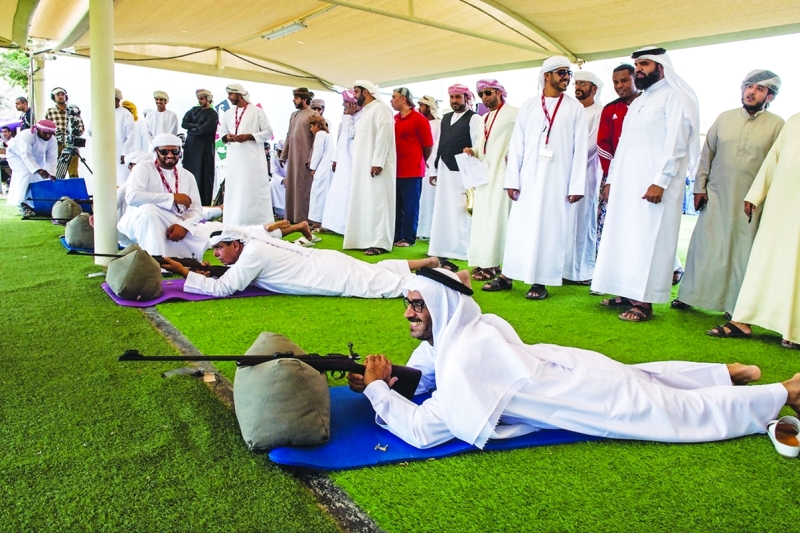 "■ عبدالله بن دلموك ومحمد المهيري يحتفيان بانتهاء البطولة | البيان"