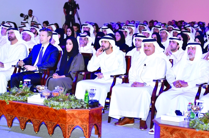 "حمدان بن محمد خلال الجلسة الافتتاحية للمنتدى بحضور نهيان بن مبارك ومحمد القرقاوي وعبد اللطيف الزياني ومنى المري | تصوير: محمد هشام"