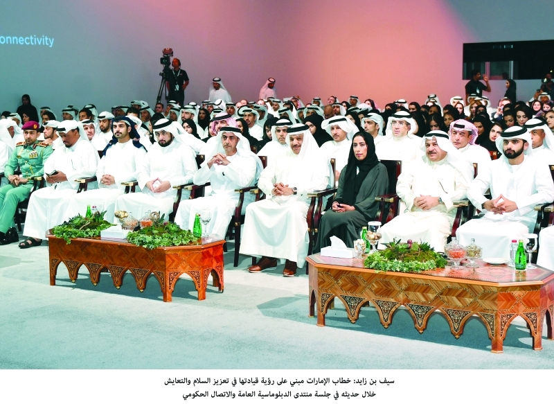 "سيف بن زايد وأحمد ومنصور بن محمد ومحمد بن طحنون وزايد بن سلطان بن خليفة وضاحي خلفان ومنى المري وعبد اللطيف الزياني | تصوير: محمد هشام"
