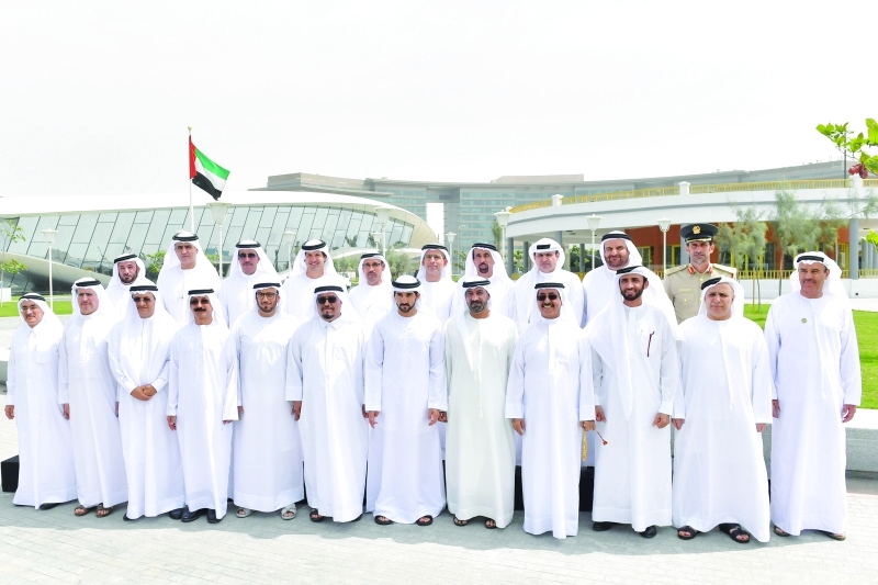 "حمدان بن محمد متوسطاً أعضاء المجلس التنفيذي لإمارة دبي بحضور أحمد بن سعيد | تصوير : سيف محمد"