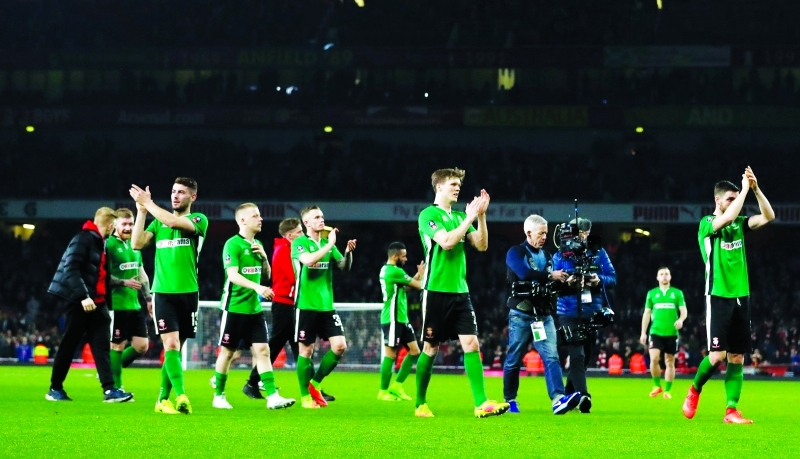 "■ لاعبو لينكولن يحيون الجمهور بعد الخسارة أمام آرسنال | أ ب"