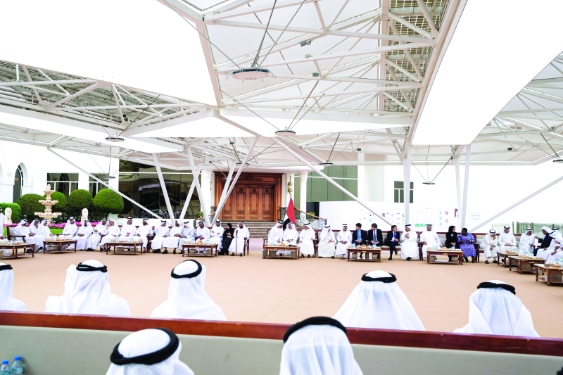 "■ محمد بن زايد خلال استقبال سلمان بن حمد بحضور سعود المعلا والشيوخ"