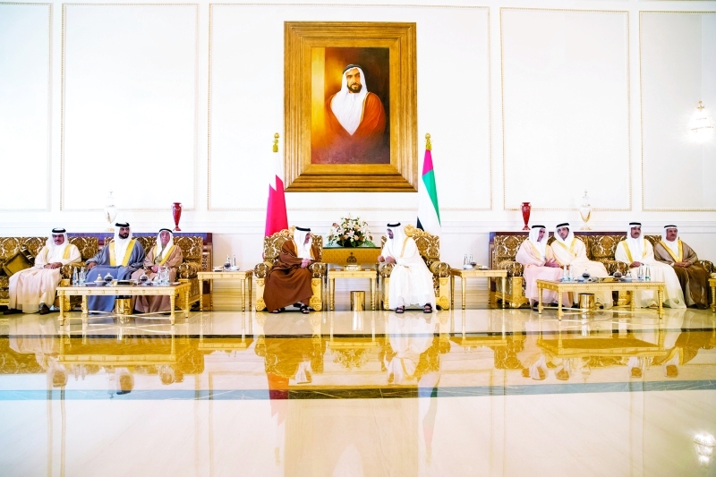"Ⅶ محمد بن زايد خلال استقبال سلمان بن حمد بحضور سيف ومنصور بن زايد وناصر بن حمد وراشد آل خليفة ومحمد آل خليفة وسلطان المنصوري وأحمد الزعابي | تصوير: حمد الكعبي وريان كارتر"
