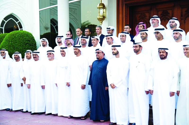 "■ محمد بن زايد يتوسط أعضاء وداعمي صندوق الوطن"