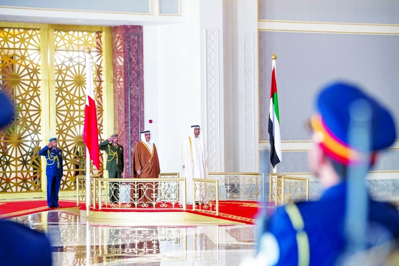 "Ⅶ محمد بن زايد وسلمان بن حمد خلال مراسم الاستقبال"