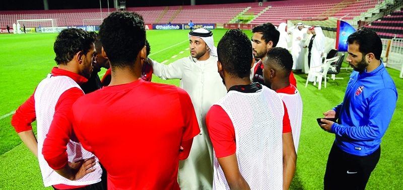 "■ خليفة سليمان يتحدث مع لاعبي الأهلي الدوليين"