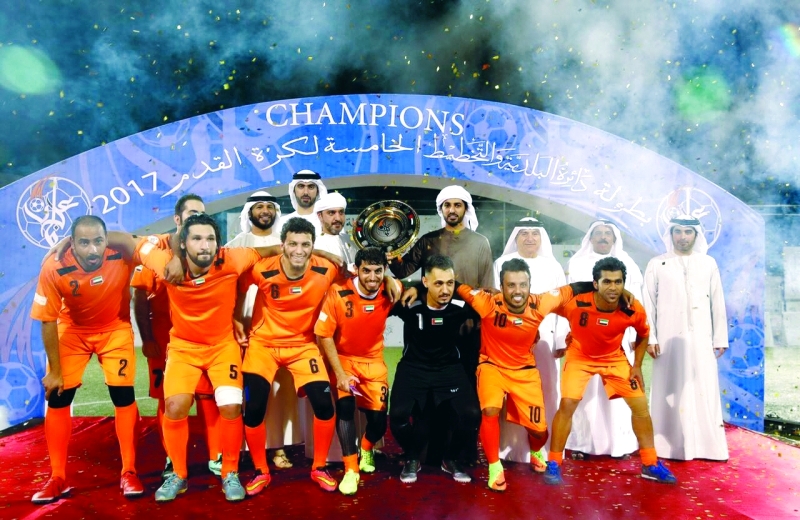 "راشد بن حميد خلال تتويجه للفريق البطل - البيان"