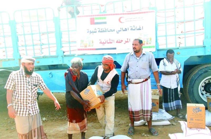 "■ خلال عملية توزيع المساعدات | وام"