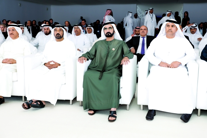 "محمد بن راشد خلال الحفل بحضور أحمد بن سعيد وسلطان المنصوري"