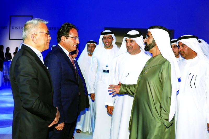 "محمد بن راشد يتبادل الحديث مع القائمين على المشروع"