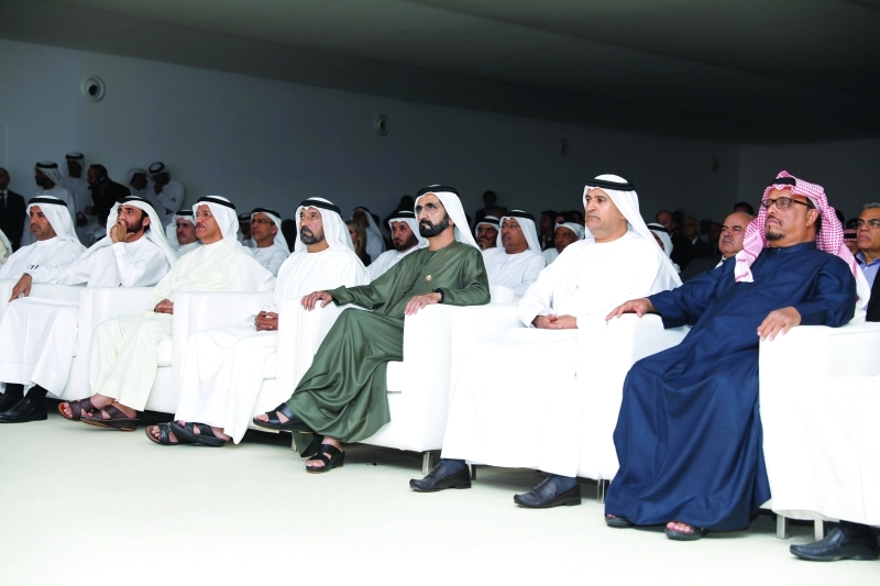 "محمد بن راشد يتابع الفعاليات بحضور أحمد بن سعيد وسلطان المنصوري وضاحي خلفان ومحمد الشيباني | تصوير: خليفة اليوسف"