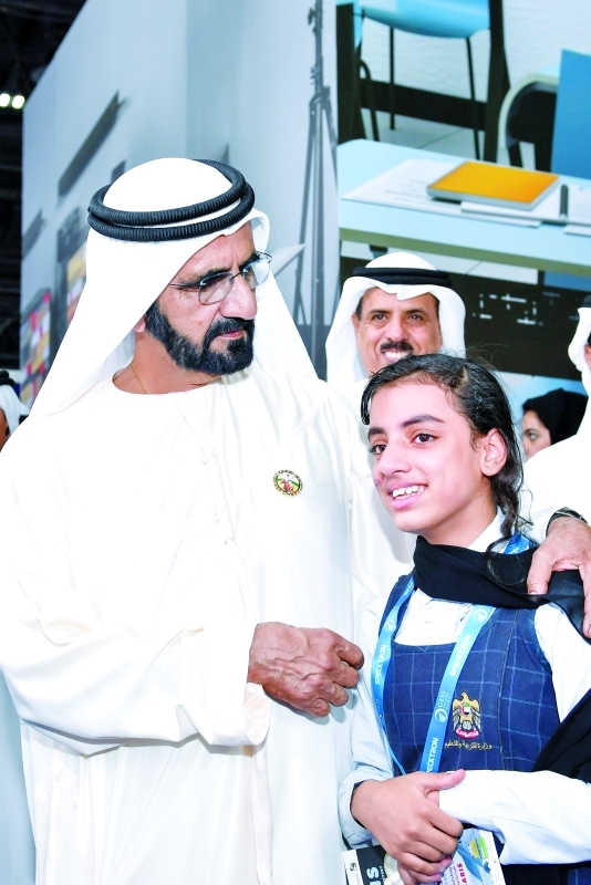 "■ محمد بن راشد أثناء توقفه عند بعض الأجنحة"