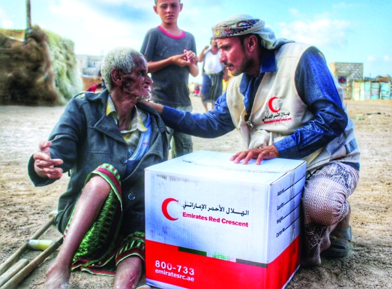 "مساعدات مكثفة تقدمها الهلال الأحمر لسكان المخا أرشيفية"