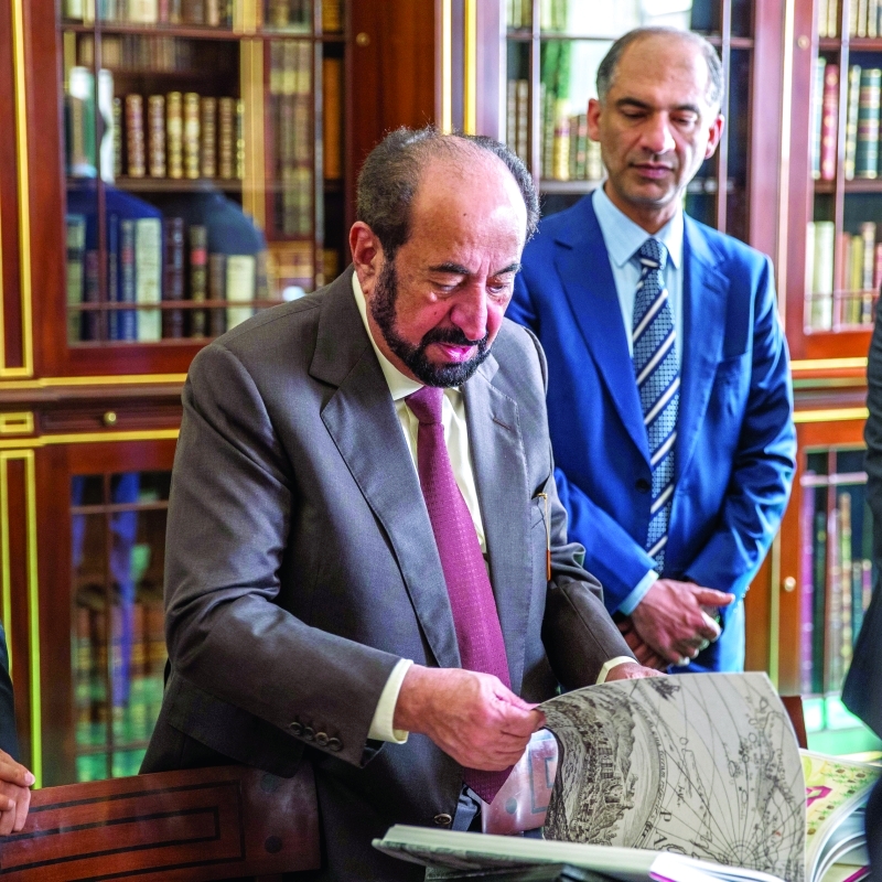 "سلطان القاسمي يطلع على مقتنيات المكتبة | من المصدر"