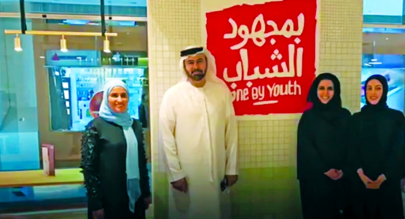 "محمد القرقاوي وعهود الرومي وشما المزروعي خلال زيارتهم المقهى"