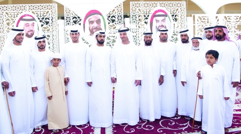 "هزاع بن زايد متوسطاً الحضور"