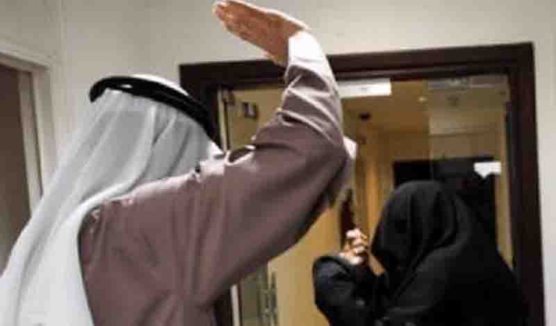 سجن كويتي استدرج زوجته إلى شقة مع أصدقائه واعتدوا عليها