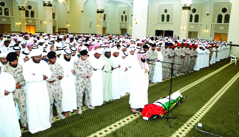 "■ سعيد وهيثم بن صقر القاسمي وجموع المصلين يؤدون الصلاة على جثمان الشهيد | تصوير زيشان أحمد"