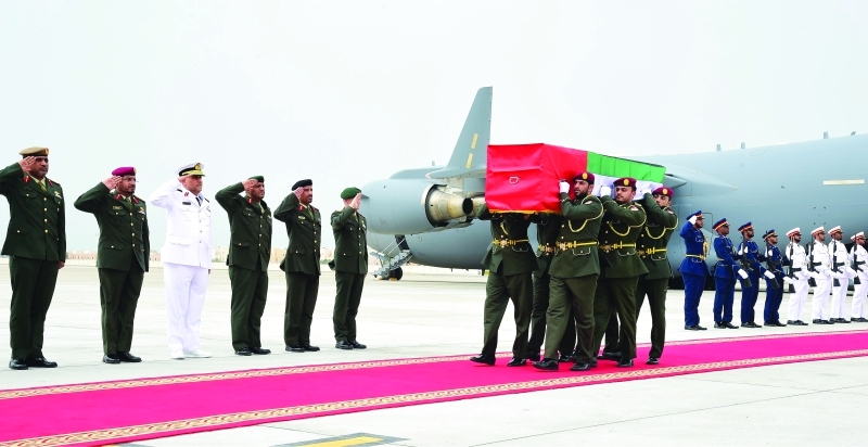 "■ رفاق السلاح يحملون جثمان شهيد الوطن في مطار البطين | وام"