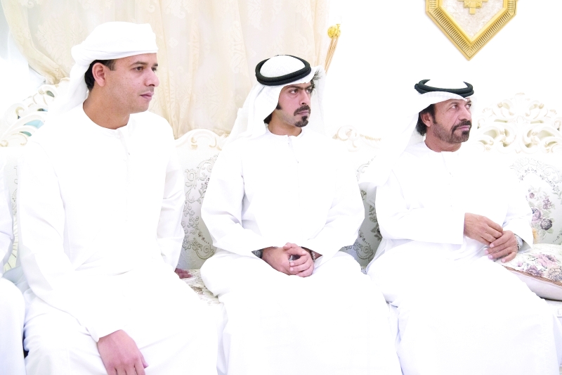 "خليفة بن طحنون خلال زيارة أسرة الشهيد حمود العامري"