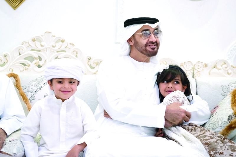 "وسموه يحتضن وديمة ومحمد ابني الشهيد"