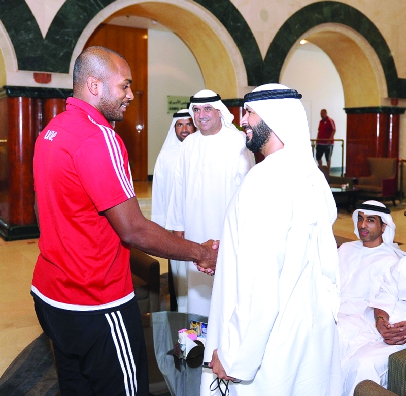"■ مروان بن غليطة خلال زيارته معسكر المنتخب | البيان"